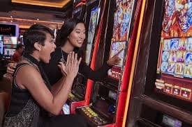 Meja permainan Domino QQ dengan kartu domino di kipas889